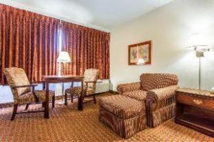 Ramada By Wyndham Winston-Salem Hotel Room photo